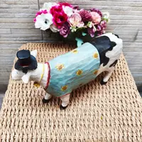 Estatuilla Vaca Con Sombrero Importada India Resina Pushkar Blanco
