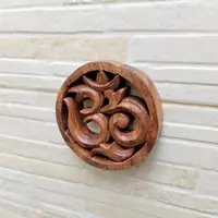 Om De Madera Hecho En India De Manera Artesanal Chico Marrón