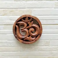 Om De Madera Hecho En India De Manera Artesanal Chico Marrón