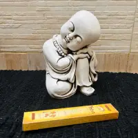Estatua Monje Reposando 27 Cm Resina Apto Exterior De Jardin Blanco