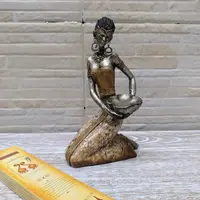Estatuilla Africana En Resina Y Nacar 20 Cm Importada Vasija Marrón
