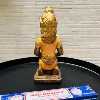 Porta Vela Resina Estatuilla Buda Arrodillado Importado Naranja