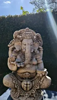 Ganesha Gigante Sobre Pedestal Estatua Jardin Pushkar Tienda Blanco