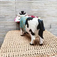 Estatuilla Vaca Con Sombrero Importada India Resina Pushkar Blanco