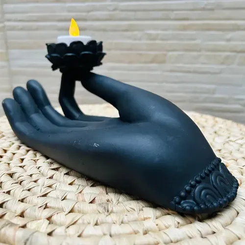 Porta Vela Unico Zen Mano Sobre Loto Importado Resina Unico Negro