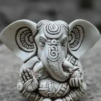 Estatuilla Ganesha 13 Cm Apto Exterior Resina Traida D India Blanco