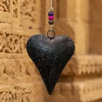 Movil Colgante Hindú Corazón Metal Pintado Y Labrado D India Negro Corazón