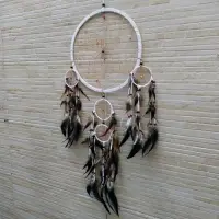 Atrapasueños Movil Importado Indonesia Con Plumas Y Crochet Blanco