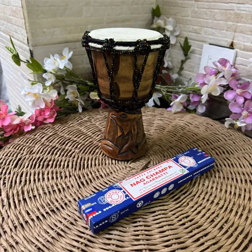 Djembe Artesanal Importado Indonesia Tallado Instrumento Marrón Claro