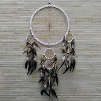 Atrapasueños Movil Importado Indonesia Con Plumas Y Crochet Blanco