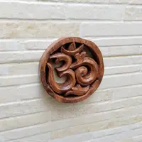 Om De Madera Hecho En India De Manera Artesanal Chico Marrón