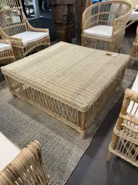 Mesa Arrimo Ratona Auxiliar Ratan Natural Importada Pushkar Marrón