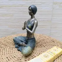 Estatuilla Dama Yoga 23 Cm En Posiciones Deco Oriente Resina Verde Oscuro