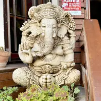 Ganesha Gigante Sobre Pedestal Estatua Jardin Pushkar Tienda Blanco