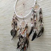 Atrapasueños Movil Importado Indonesia Con Plumas Y Crochet Blanco