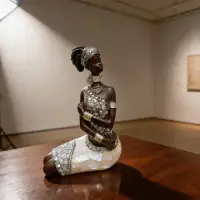 Figura Africana En Resina Y Nacar 20 Cm Importada De Oriente Blanco